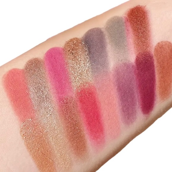 Eyeshadow palette Smoke N' Roses Pressed Powder eyeshadow Palette - Picture 2 of 9